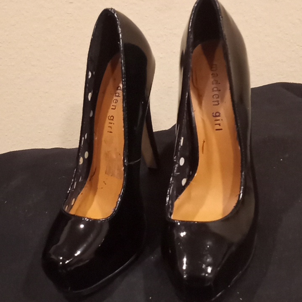 Shoes - Picture 2 of 5